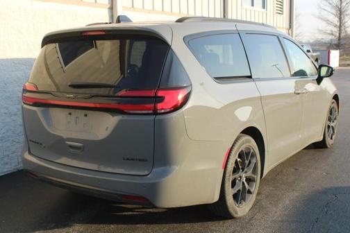 Ceramic Gray Clearcoat 2025 Chrysler Pacifica Limited