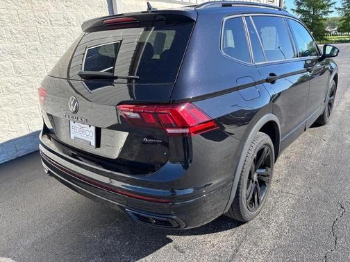 Deep Black Pearl Effect 2023 Volkswagen Tiguan 2.0T SE R-Line Black