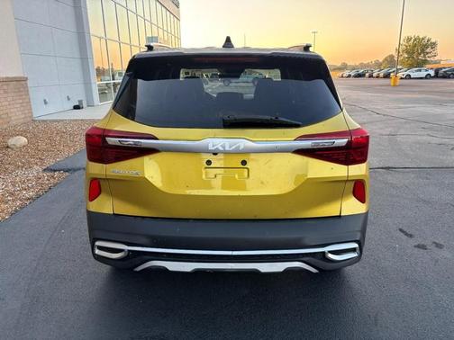 Starbright Yellow / Black Roof 2022 Kia Seltos S