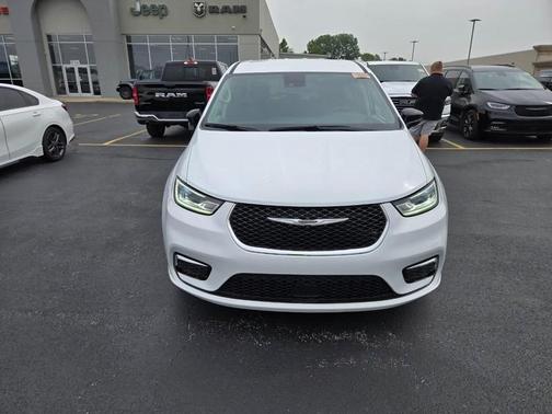 2024 Chrysler Pacifica Touring-L