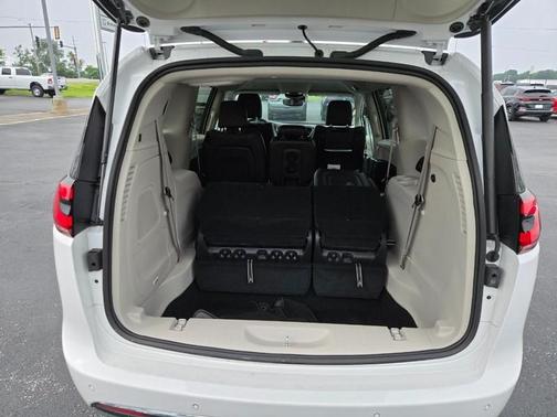 2024 Chrysler Pacifica Touring-L
