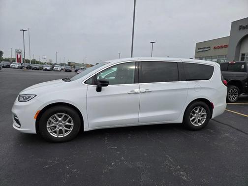 2024 Chrysler Pacifica Touring-L