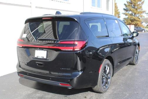 2026 Chrysler Pacifica Limited FWD