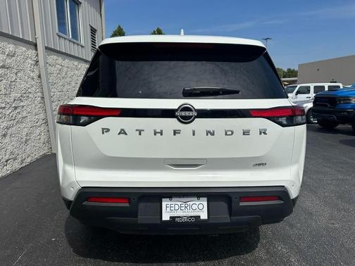 2025 Nissan Pathfinder SV