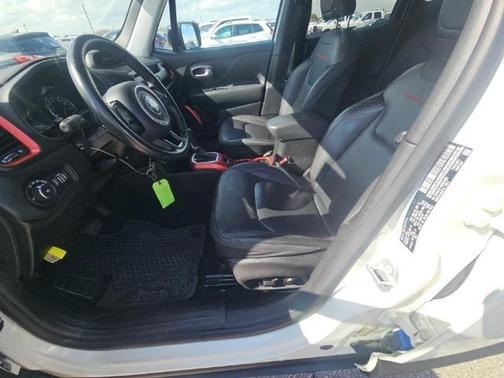 Alpine White Clearcoat 2022 Jeep Renegade Trailhawk