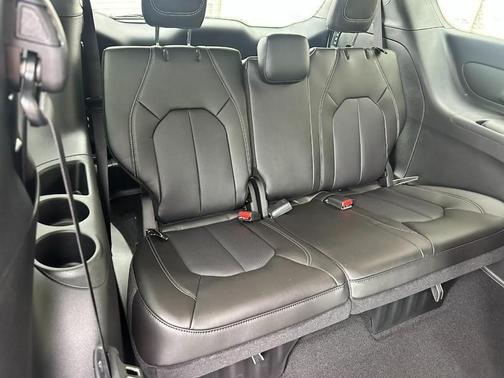 Bright White Clearcoat 2027 Chrysler Pacifica SELECT
