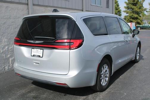 2024 Chrysler Pacifica Touring-L