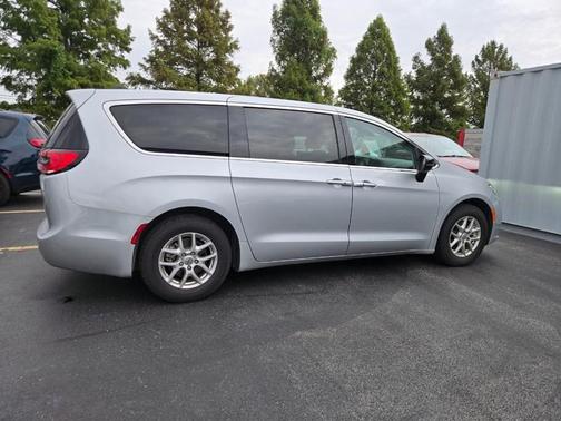 2024 Chrysler Pacifica Touring-L