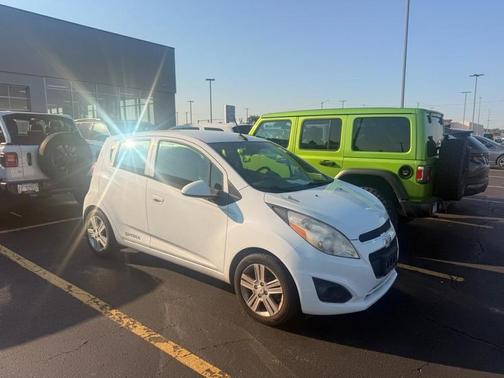 Summit White / White 2014 Chevrolet Spark 1LT