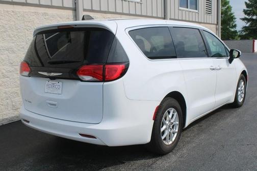 2022 Chrysler Voyager LX