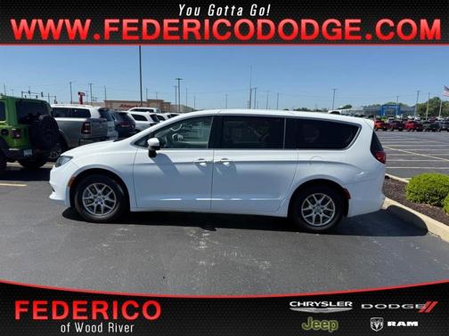 2022 Chrysler Voyager LX