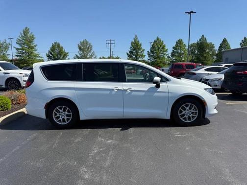 2022 Chrysler Voyager LX