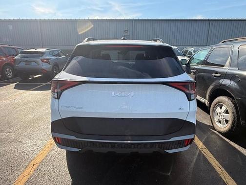 Glacial White Pearl 2023 Kia Sportage X-Line