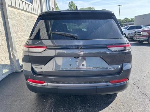 Metallic 2026 Jeep Grand Cherokee Laredo