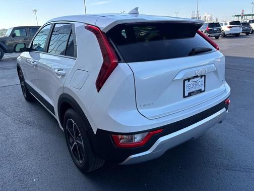 Snow White Pearl 2025 Kia Niro LX