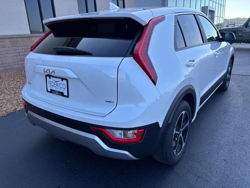 Snow White Pearl 2025 Kia Niro LX