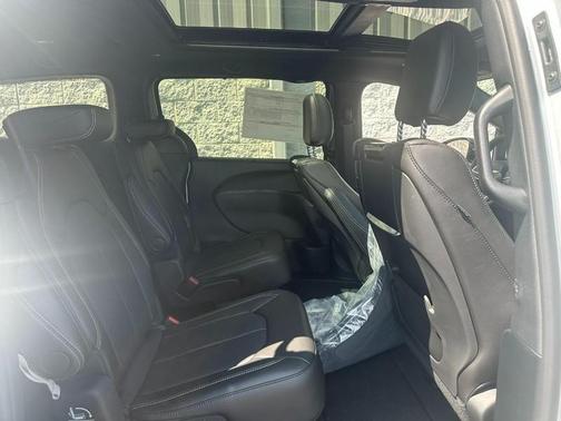 2026 Chrysler Pacifica Select FWD