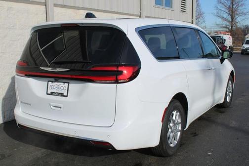2026 Chrysler Pacifica Select FWD