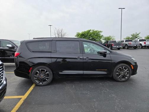 2024 Chrysler Pacifica Touring-L