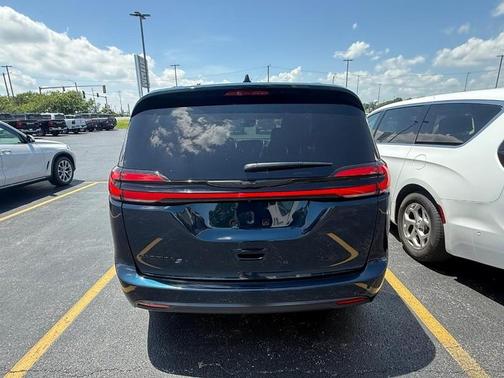 2024 Chrysler Pacifica Touring-L