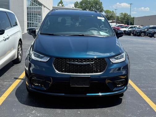 2024 Chrysler Pacifica Touring-L