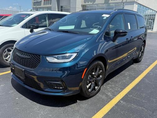 2024 Chrysler Pacifica Touring-L