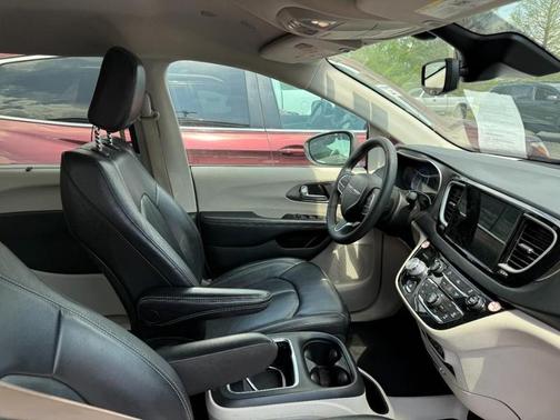 2022 Chrysler Pacifica Touring-L