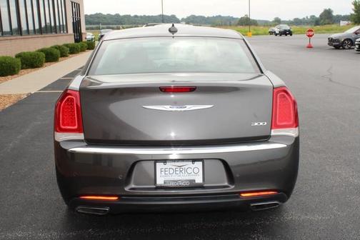 Photo 5 of 26 of 2018 Chrysler 300 Limited