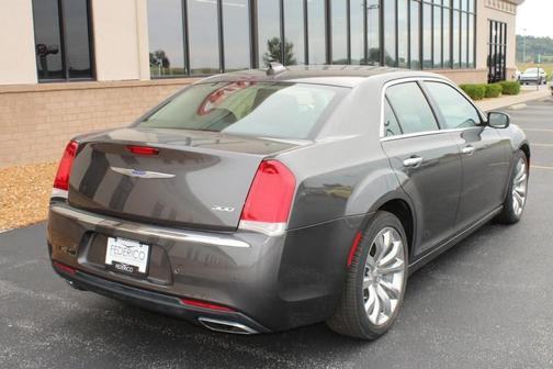 Photo 3 of 26 of 2018 Chrysler 300 Limited