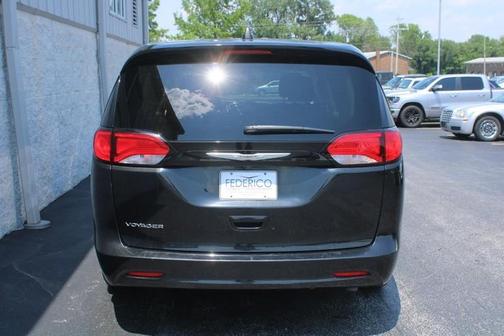 2022 Chrysler Voyager LX