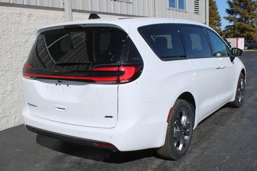 2026 Chrysler Pacifica Select AWD