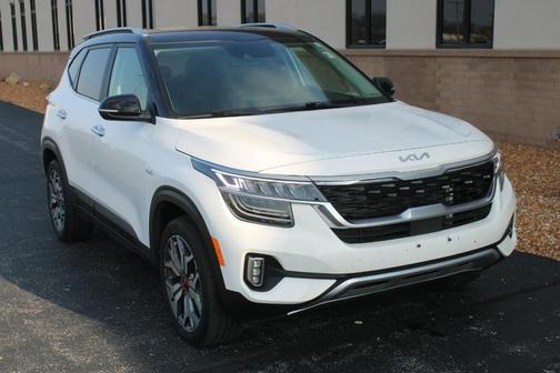 Clear White / Black Roof 2023 Kia Seltos SX