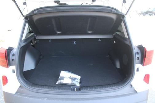 Clear White / Black Roof 2023 Kia Seltos SX