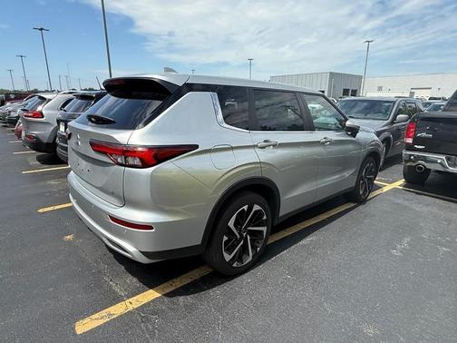 2024 Mitsubishi Outlander SE