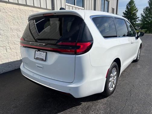 Bright White Clearcoat 2027 Chrysler Pacifica SELECT