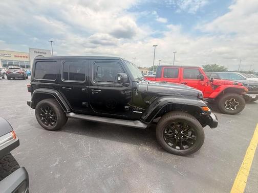 Black Clearcoat 2022 Jeep Wrangler Unlimited Sahara
