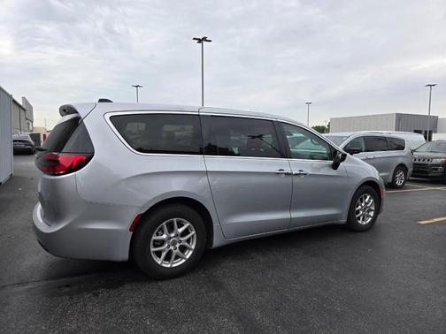 2024 Chrysler Pacifica Touring-L