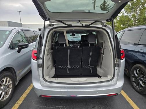 2024 Chrysler Pacifica Touring-L