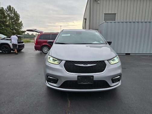 2024 Chrysler Pacifica Touring-L