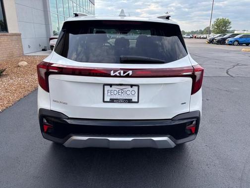 Snow White Pearl 2024 Kia Seltos EX