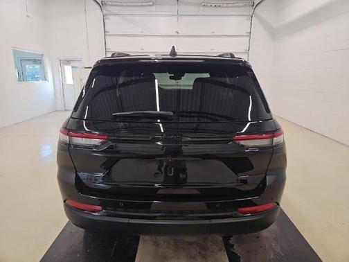 Diamond Black 2023 Jeep Grand Cherokee Altitude