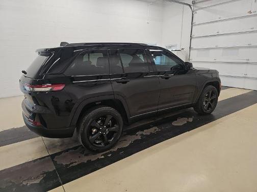 Diamond Black 2023 Jeep Grand Cherokee Altitude
