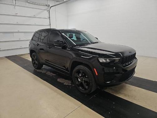 Diamond Black 2023 Jeep Grand Cherokee Altitude