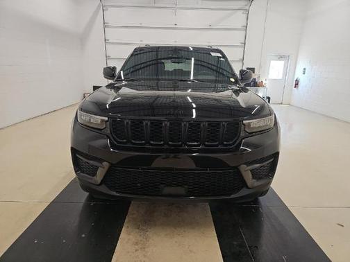 Diamond Black 2023 Jeep Grand Cherokee Altitude