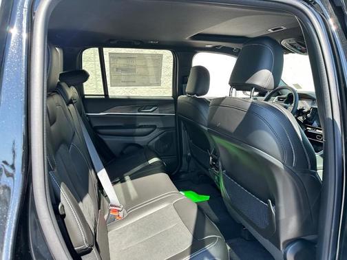Diamond Black 2026 Jeep Grand Cherokee Laredo
