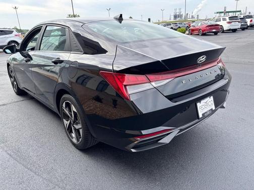 Phantom Black 2021 Hyundai ELANTRA SEL