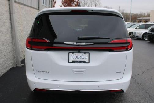 2026 Chrysler Pacifica Select AWD