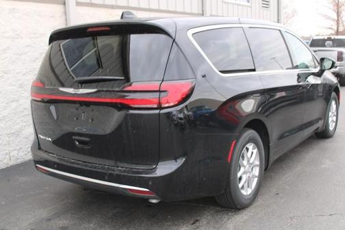 2026 Chrysler Pacifica Select FWD