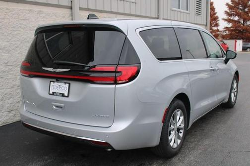 2026 Chrysler Pacifica Limited FWD