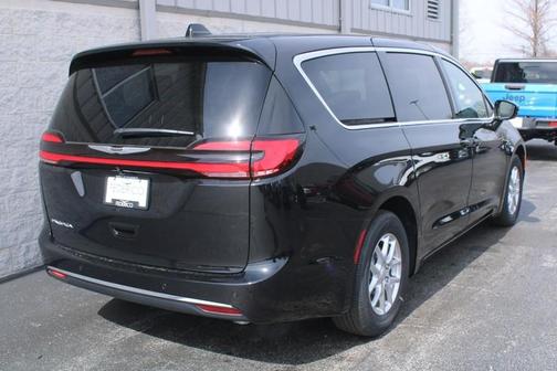 2026 Chrysler Pacifica Select FWD
